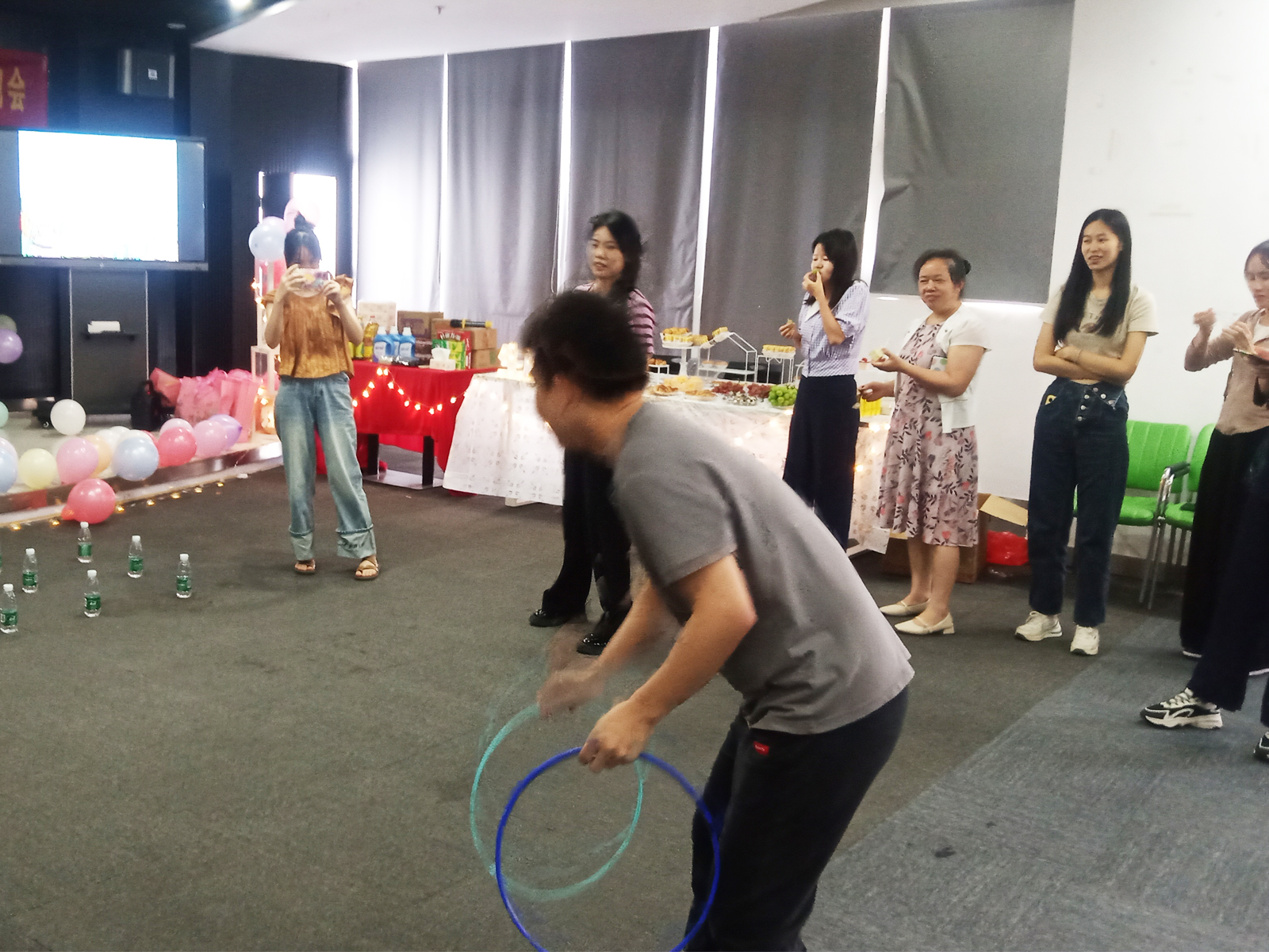 一邊吃瓜一邊看游戲 一邊吃瓜一邊看游戲